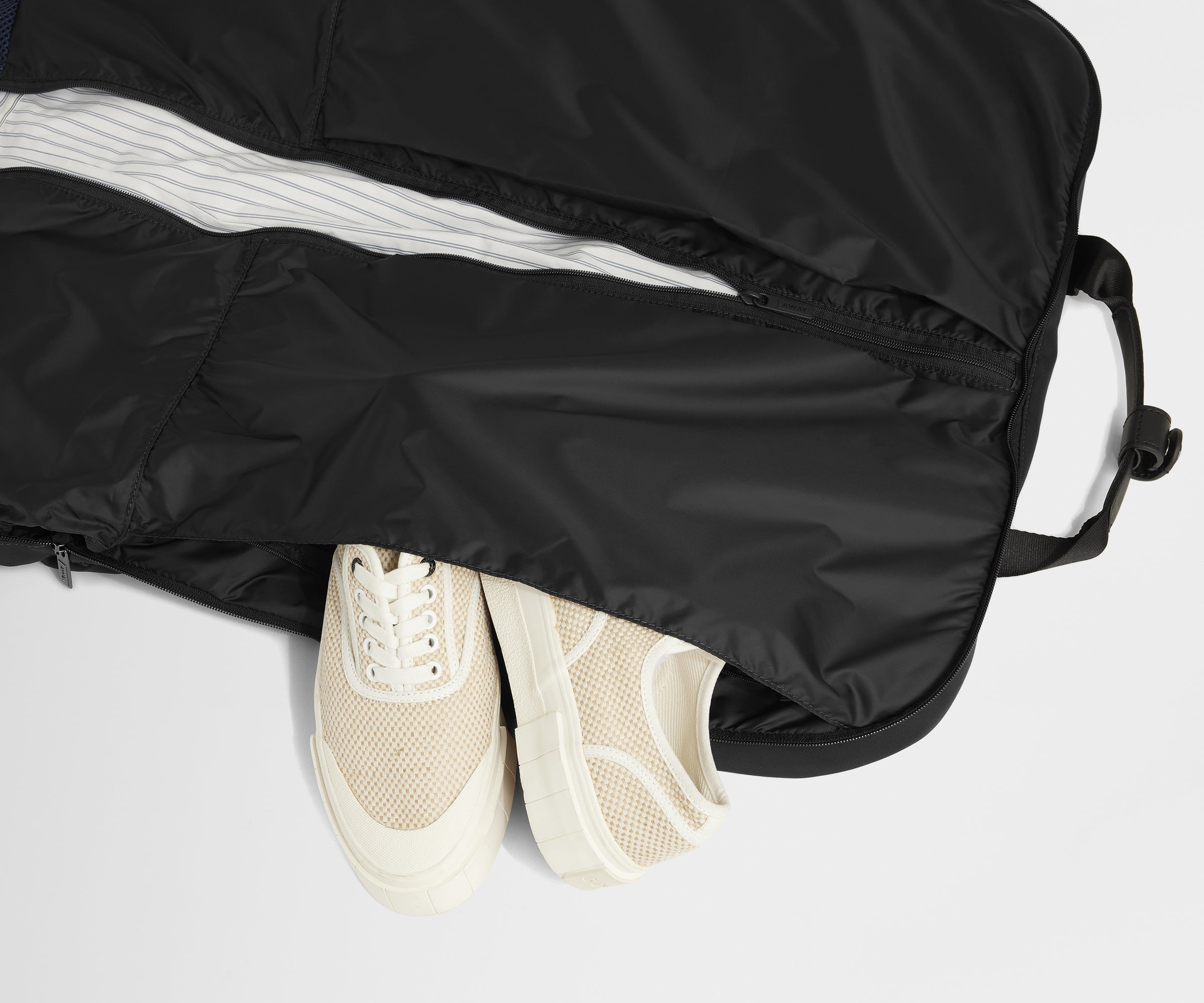 PDP_GarmentBag_BiFold_Black_04.jpg